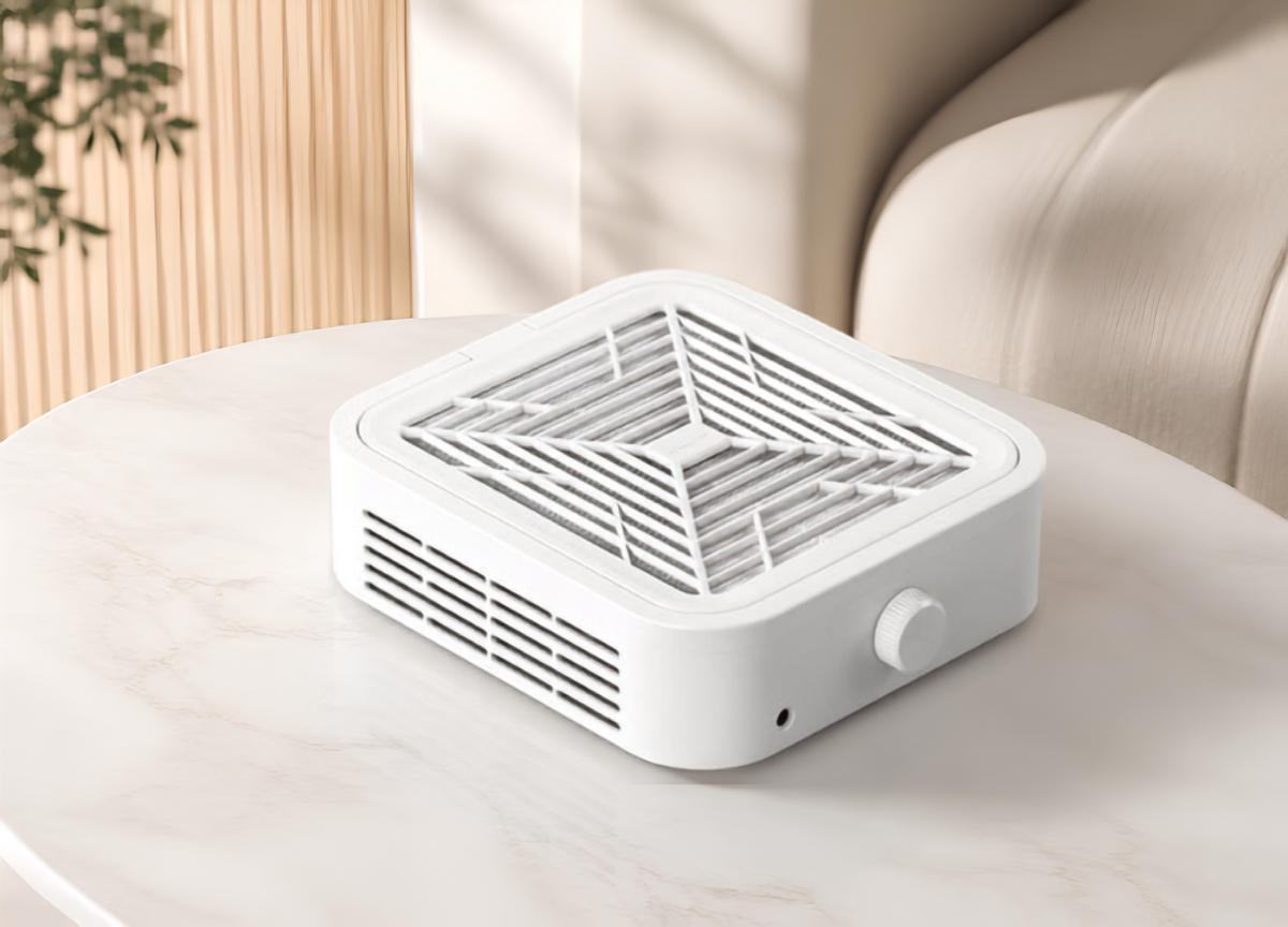 Aspirateur de poussière de manucure 120 W sur un guéridon en marbre