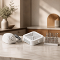 Pack Pro Nailtec : micromoteur 65 W, aspirateur de poussière 120 W et présentoir de fraises diamant sur un plan de travail en marbre