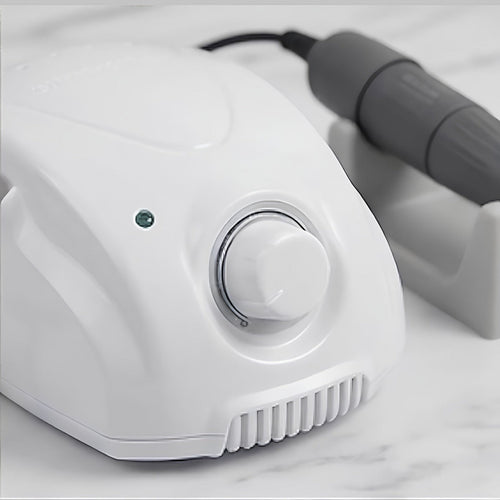 Micromoteur professionnel STRONG 210 blanc avec sa pièce à main posée sur le support